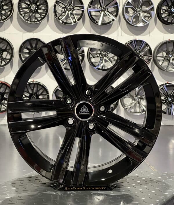 Style VW CARAT (GOLF VII) 17'' 5x112 Noir Brillant